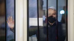 �ngel Varela, contagiado de covid en febrero, a las puertas de su casa en la ciudad de Lugo.