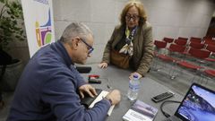 Duarte Correa, asinando un exemplar do seu libro na presentaci�n en Cambados.