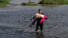 Venezolanos cruzando el r�o Grande