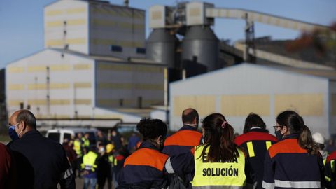 Asamblea de los trabajadores de Alcoa en la entrada de la planta, en 2021