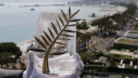 Un empleado de Chopard muestra la Palma de Oro que se entregar� durante la 71.� edici�n del Festival de Cannes