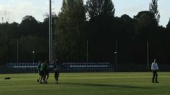 Arribas se va ayudado por miembros del cuerpo t�cnico, con Manolo Rodr�guez, m�dico del club, caminando a unos metros