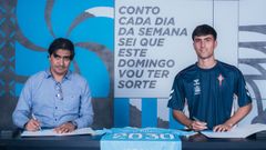 Marco Garc�s y Javi Rodr�guez, firmando el contrato de renovaci�n del canterano del Celta.