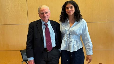 El cardi�logo Valent�n Fuster, director del CNIC, con Carla Acosta Garc�a