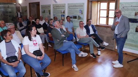 Xos� Regueira, vicepresidente de la Diputaci�n coru�esa, durante la presentaci�n de un documental sobre el Pico Sacro en presencia del alcalde, Ovidio Rodeiro, en un acto con 70 personas