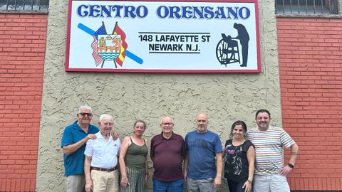 Los gallegos Juan Lledo, Miguel Gonz�lez, Olga Sousa, Antonio Presedo, Juan Gonz�lez, Sonia Valado y Javier Abeij�n, frente al Centro Orensano de Newark.