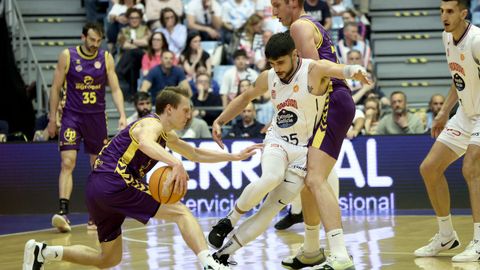 Sergi Quintela, en una acci�n defensiva ante Borg