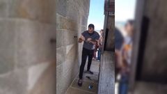 Antonio Sesar, compostelano de 41 a�os y trabajador de la Catedral, hizo sonar un a�o m�s la carraca esta Semana Santa. El instrumento situado en una de las torres del Obradoiro es una r�plica de la vieja carraca y fue construido en 2010 por el Consorcio de Santiago, cuando volvi� a sonar despu�s de m�s de 50 a�os sin funcionar. 
