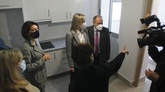 Las conselleiras de Vivenda y Pol�tica Social ?en el centro? recorrieron un piso en Caranza. 
