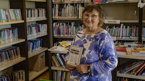 Teresa Bat�n, co seu libro preferido, �Memorias dun neno labrego�, de Neira Vilas
