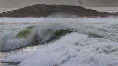 La costa de Balar�s, en Ponteceso, con fuerte oleaje