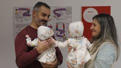 V�ctor y Patricia con las dos beb�s de tres y ocho meses que ahora mismo cuidan en su hogar