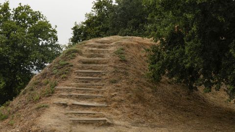 En el castro se aprecian bien las estructuras defensivas