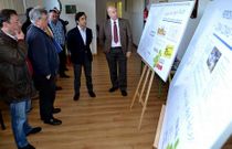 El alcalde y el gerente de Emafesa explicaron el viernes en Covas el anteproyecto del saneamiento.