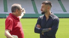 Carlos Mouriz en A Malata con el �ltimo fichaje, Erick Cabaco.