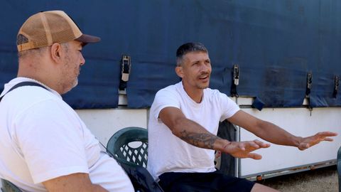 Jairo Montes y su primo Michael en la zona donde tienen las caravanas