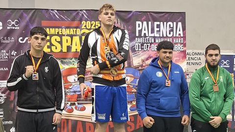Ant�n Avil�s (primero por la izquierda), en el podio del campeonato de Espa�a.