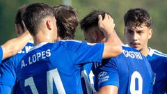 Adri Lopes, a la izquierda, y Marcos Lopes, a la derecha, celebran un gol del Vetusta