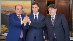 Andoni Ortuzar (i), Imanol Pradales (c) y Eneko Andieza (d) tras la firma del acuerdo de Gobierno en el Pas Vasco.