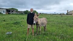 Herve Godot y su burro, de nombre Compaero, en la finca de Ribadeo donde el animal repos estos das