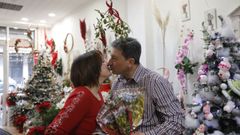 Andrea Filipa Novais y su marido, Abraham Sotelo, bajo un ramito de mu�rdago de los que venden en Florylipa