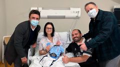 Carlos Cao y Atilano Vecino llevaron el carn y una equipacin del Celta al pequeo Roi.