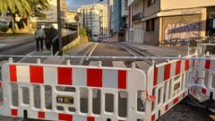 Vallas que impiden circular por la calle Santa Luc�a