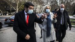 Andr� Ventura, se�alando con el dedo, junto a Marine Le Pen el pasado 8 de enero en Lisboa