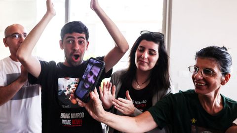 Familiares de uno de los rehenes israelíes liberados hablan con él por videollamada