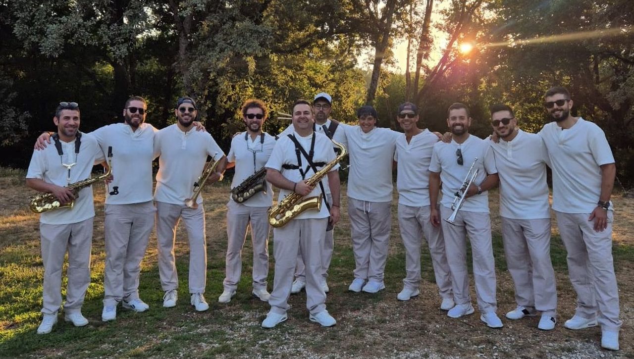 La charanga Caliqueños celebra más de diez años animando las fiestas ourensanas