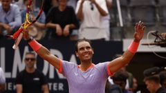 Nadal acab� el partido sonriente tras pasar de ronda en Roma.
