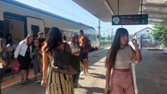 Viajeros bajando este mi�rcoles de uno de los trenes que lleg� con retraso a la estaci�n de Pontevedra.