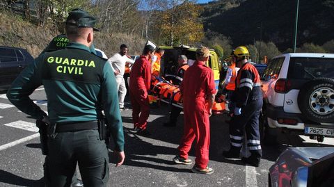 La Guardia Civil cort el trfico en la travesa de Folgoso mientras los sanitarios atendan al herido junto a la ambulancia