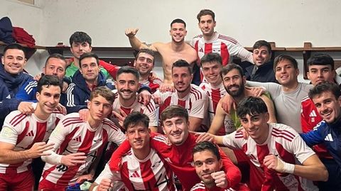 Los jugadores del Alondras, celebrando el triunfo de este domingo.