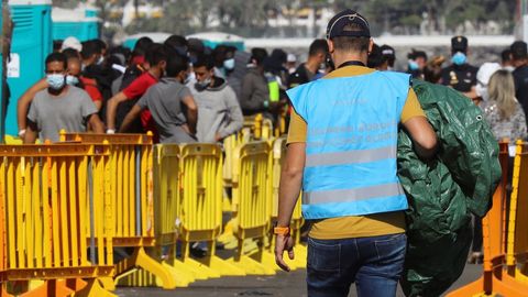 Inmigrantes en el puerto de Arguinegun, en Gran Canaria