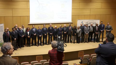 El presidente de la Xunta, junto a las personas que fueron reconocidas en el aniversario del Cl�ster de Renovables.