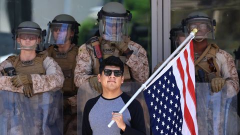 Un manifestante con una bandera de Estados Unidos, durante una protesta en Los Ángeles contra las deportaciones de migrantes