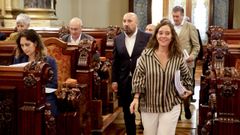 La alcaldesa, In&eacute;s Rey, llega al pleno de este mes y pasa junto a Avia Veira, candidata del BNG