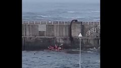 As� fue el angustioso rescate de dos j�venes que cayeron al mar golpeados por una ola en Luarca