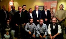 L�pez Lago (con traje y camisa blanca) lidera la nueva formaci�n pol�tica negreiresa. 