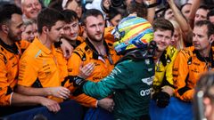 Fernando Alonso.Fernando Alonso saluda a sus excompaeros de McLaren