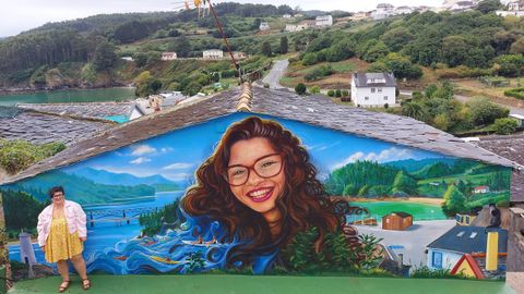 El mural pintado por Dani Caxete en la parte de atr�s de la vivienda familiar de Ux�a, cuyo retrato ocupa la parte central de la obra, y su madre, Paloma