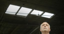 Pepe o utillero volveu onte � Lomba, onde xa est�n instalados os andamios para tapar o burato polo que caeu dende oito metros. 