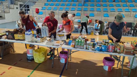 Voluntarios organizan la ayuda en el polideportivo municipal de Quiroga