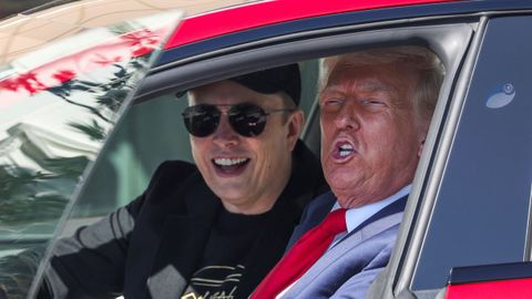 Trump aparece con Musk en el Tesla rojo que compr durante un indito evento en la Casa Blanca celebrado en marzo.
