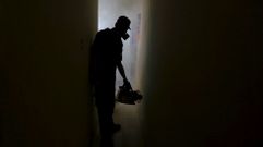 Un militar cubano fumiga el interior de una vivienda de la capital en la que se registró un caso de zika
