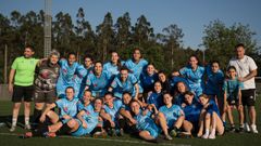 En el vestuario hay muy buen ambiente y jugadoras y cuerpo t�cnico celebraron tras empatar con As Celtas B la buena temporada.