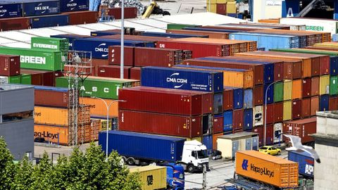 Contenedores con mercanc�as para transportar por barco en un puerto gallego