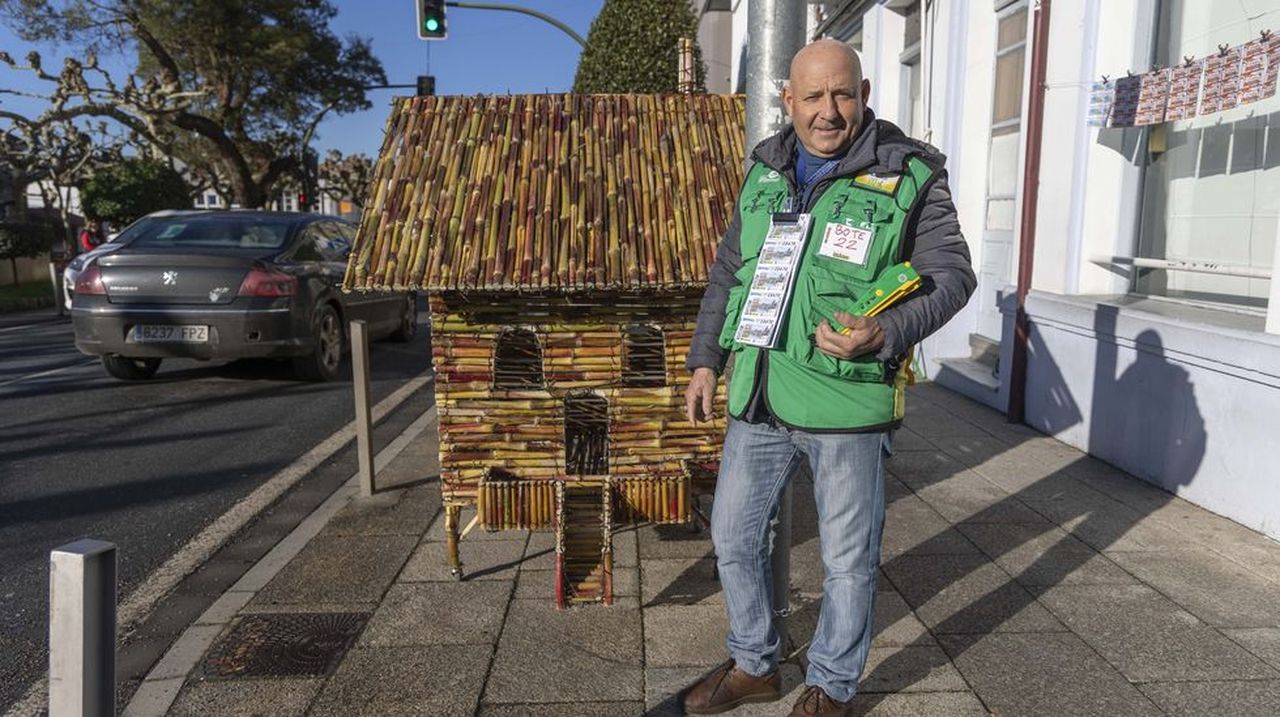 El vendedor de la ONCE de Arzúa que siempre sorprende en Navidad: «Este ano fixen unha cabana coas canas do millo»
