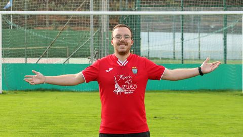 Manu Mart�nez, con la camiseta de la Candelaria sobre el c�sped del campo burelense de A Marosa.